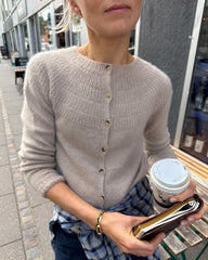 Kvinde iført Ankers C<rdigan - My Size i cashmere