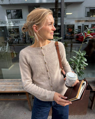 Kvinde iført Ankers C<rdigan - My Size i cashmere