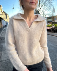 Kvinde iført hvid Elisabeth Blouse 