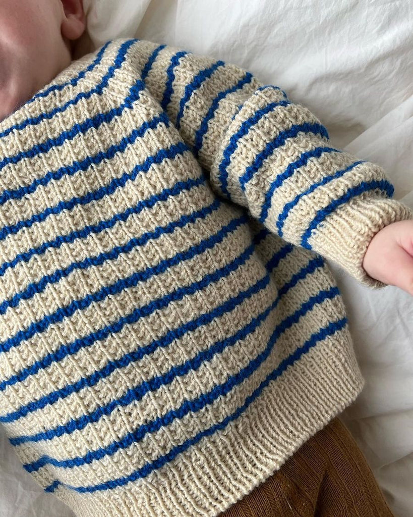 Barn iført Friday Sweater Baby med blå striber