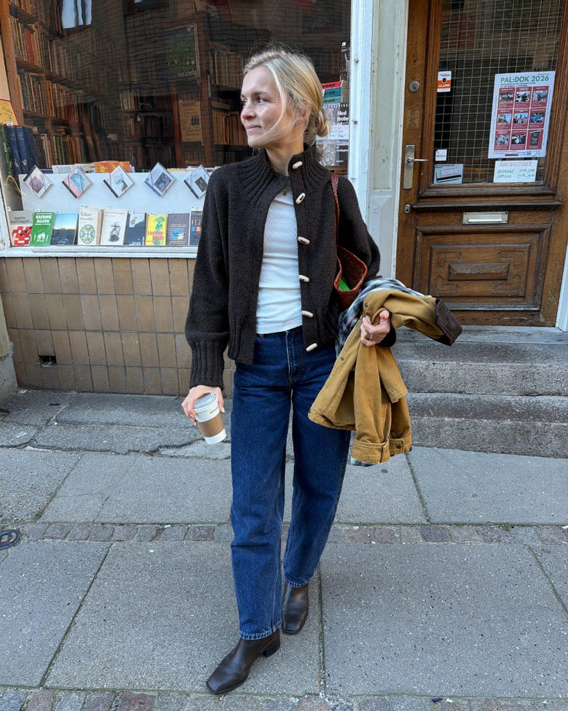 Kvinde iført brun Hannah Jacket
