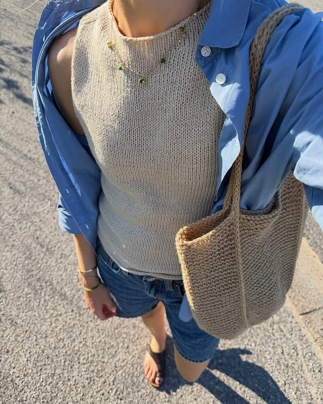 Kvinde med brun Julie Bag over skulderen