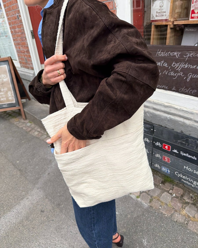 Kvinde med Knitter's Shopper Light