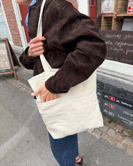 Kvinde med Knitter's Shopper Light