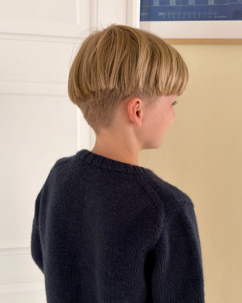 Dreng iført Niels Sweater Junior set bagfra