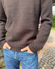 Mand iført brun Niels Sweater med fokus på ribkanter