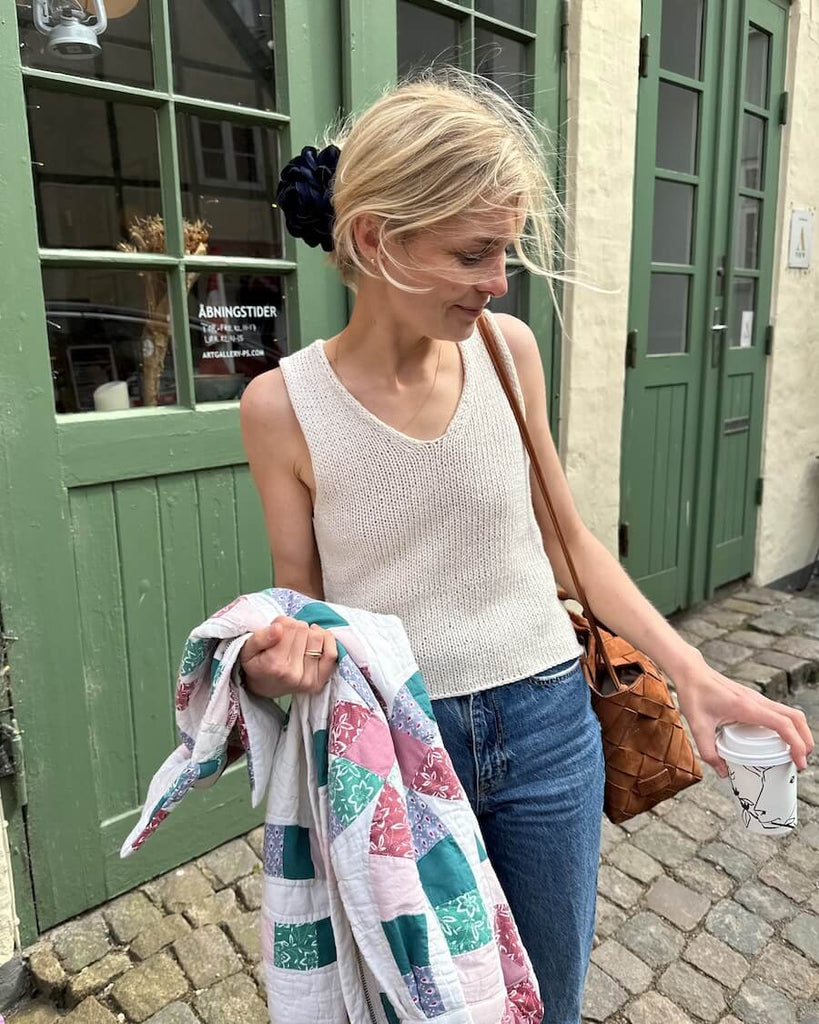 Kvinde iført hvid Alice Top 