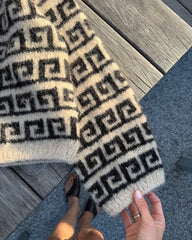 Athene Sweater liggende på bord
