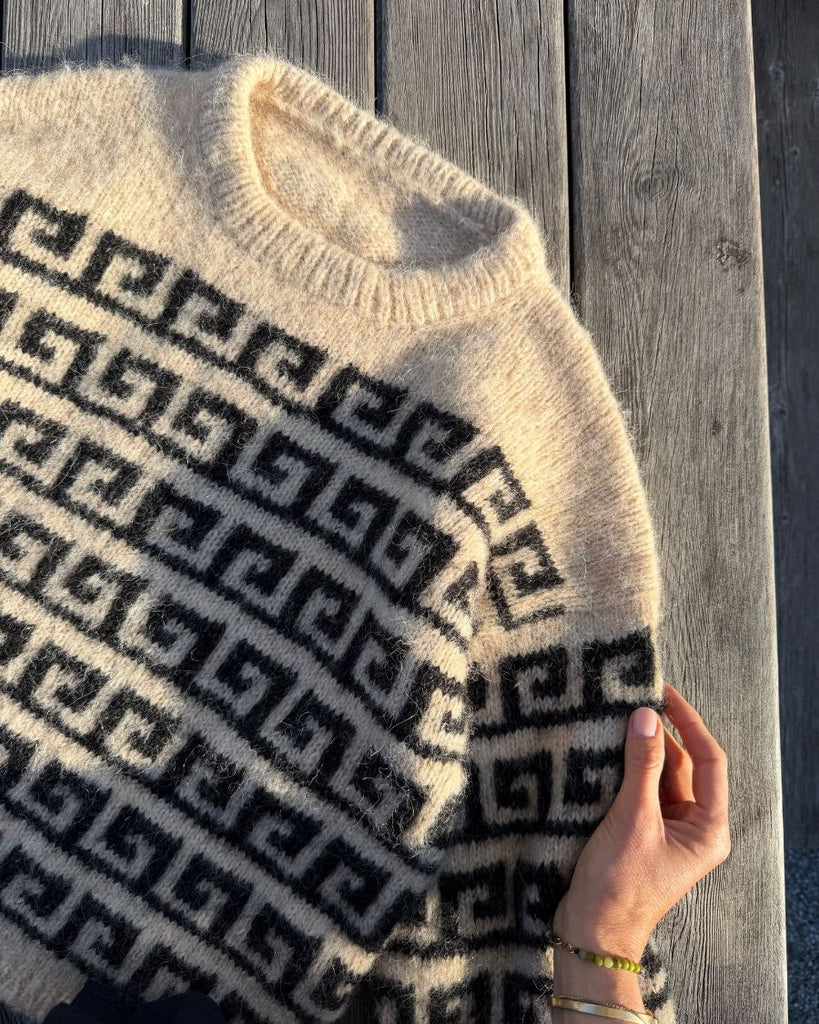 Athene Sweater liggende på bord