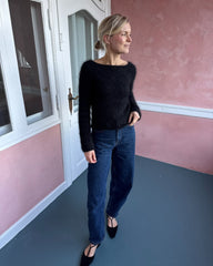 Kvinde iført sort Bea Blouse