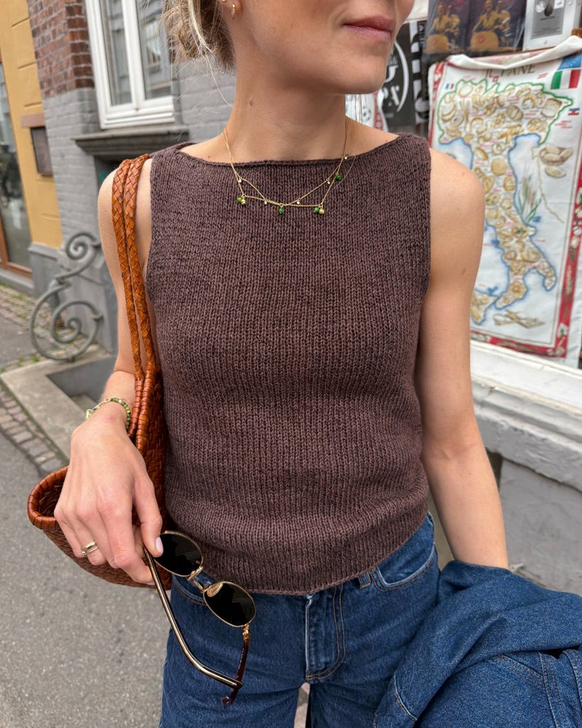 Kvinde iført brun Bea Top set tæt på