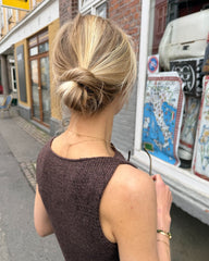 Kvinde iført brun Bea Top smed fokus på skulderen