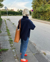 Kvinde iført blå Chestnut Sweater