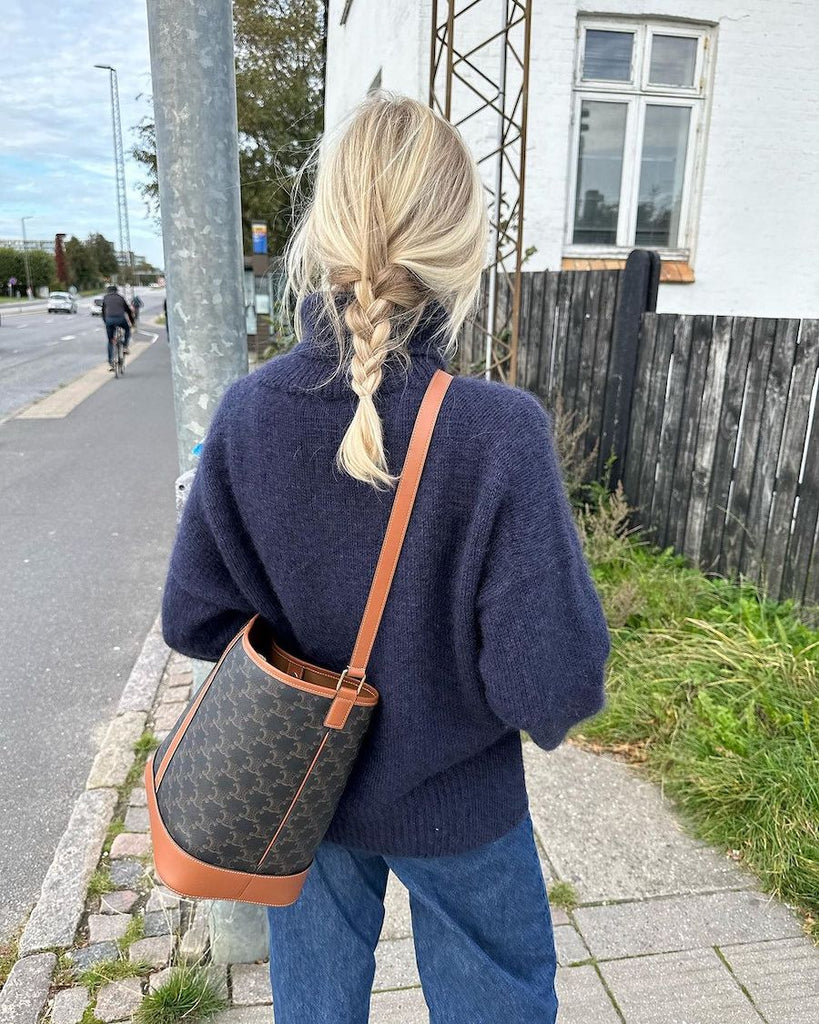 Kvinde iført blå Chestnut Sweater