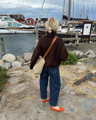 Kvinde iført brun Chestnut Sweater