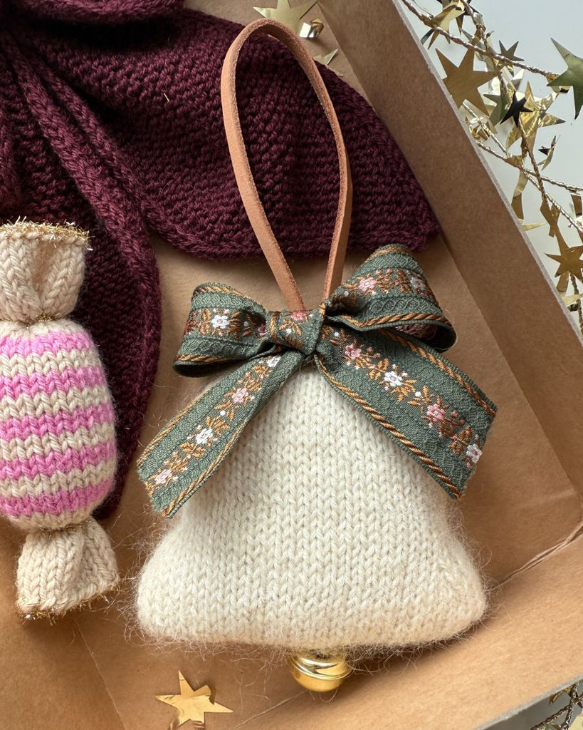 En hvid Christmas Bell sammen med en Christmas Caramel