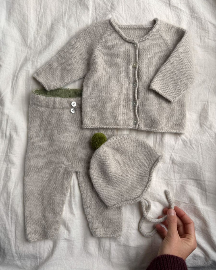 Halskanten på beige Cleo Baby Set