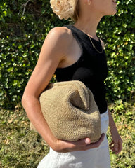 Cleo clutch med stor frame holdes af kvinde 
