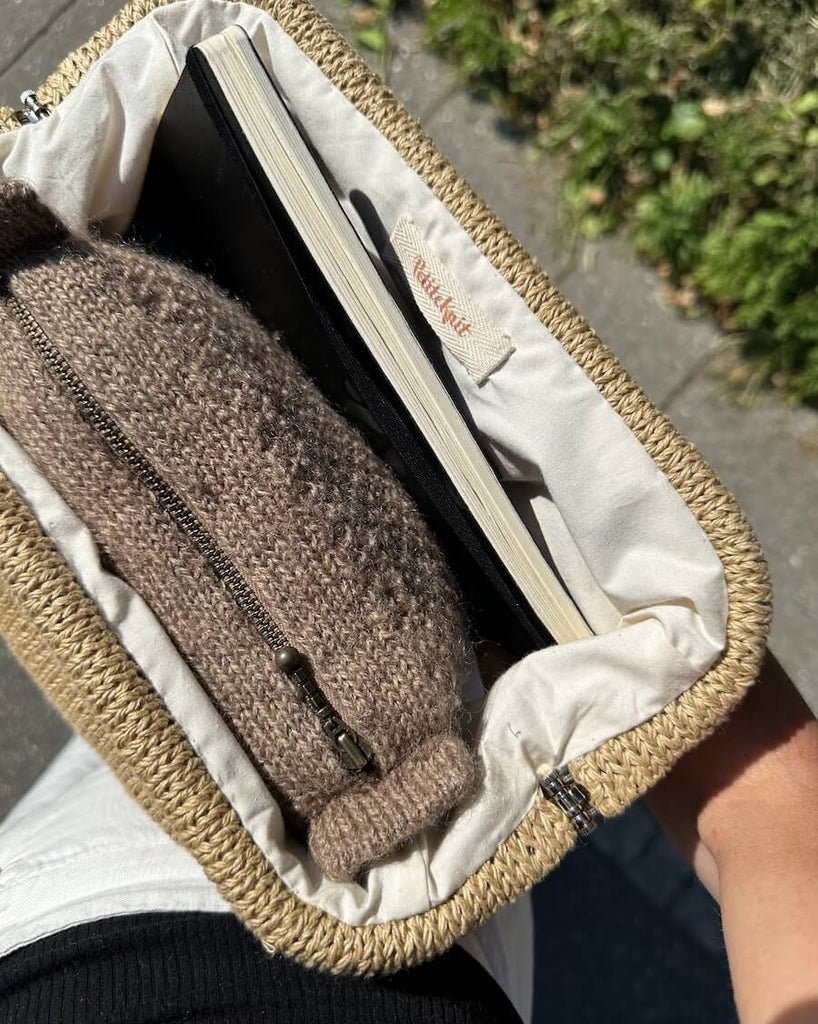 Åben cleo clutch med indhold