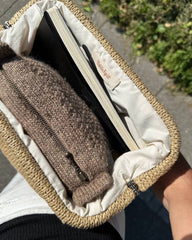 Åben cleo clutch med indhold