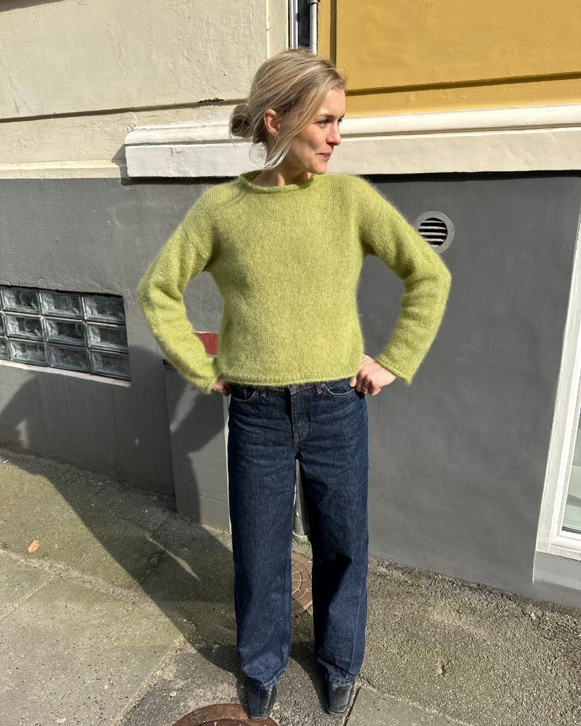 Kvinde iført grøn Cloud Blouse