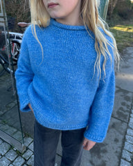 Barn iført blå Cloud Sweater Junior