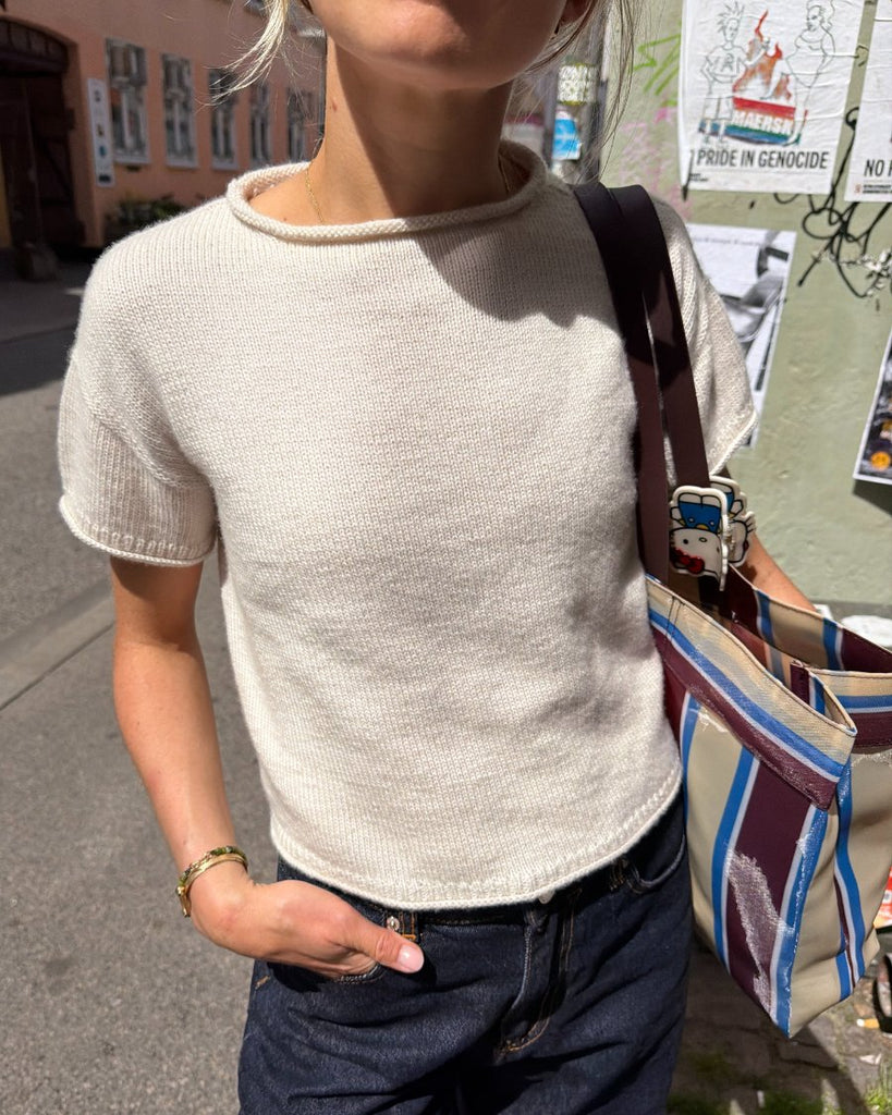 Kvinde iført hvid Cloud Tee