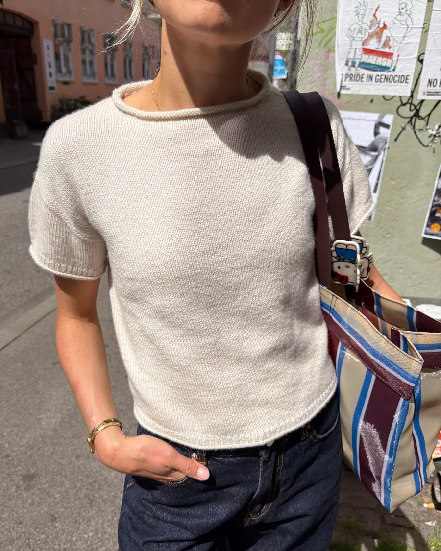 Kvinde iført hvid Cloud Tee