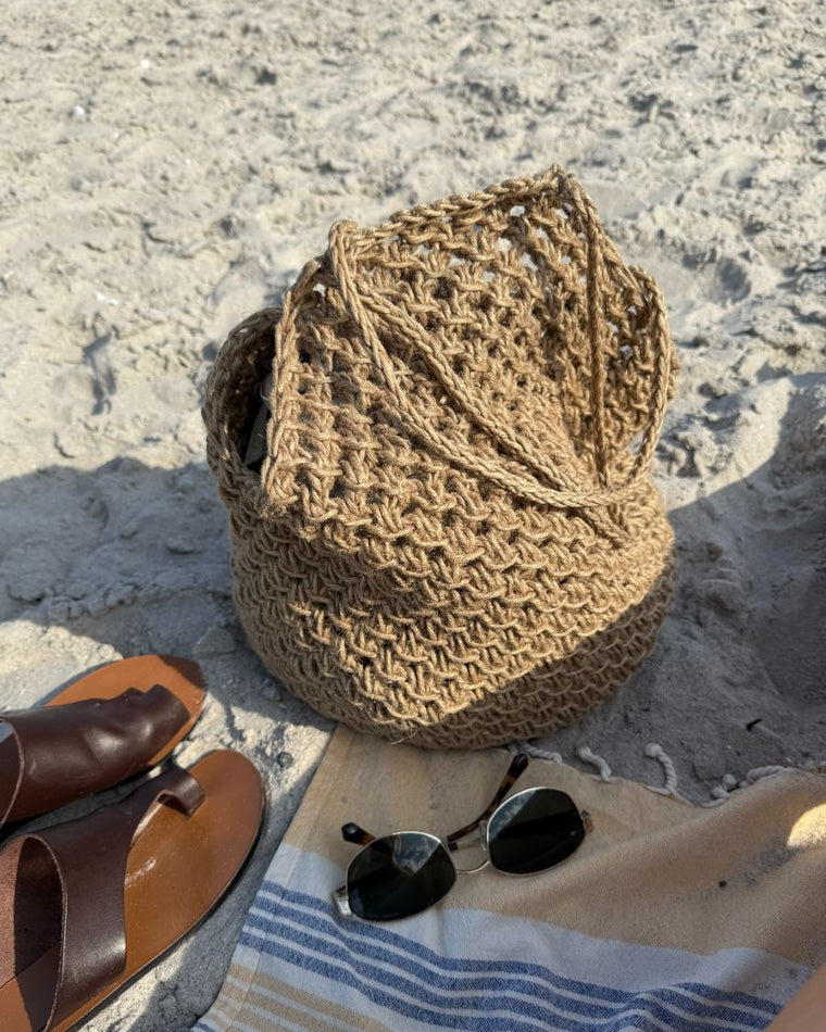 Kvinde med beige Coast Bag