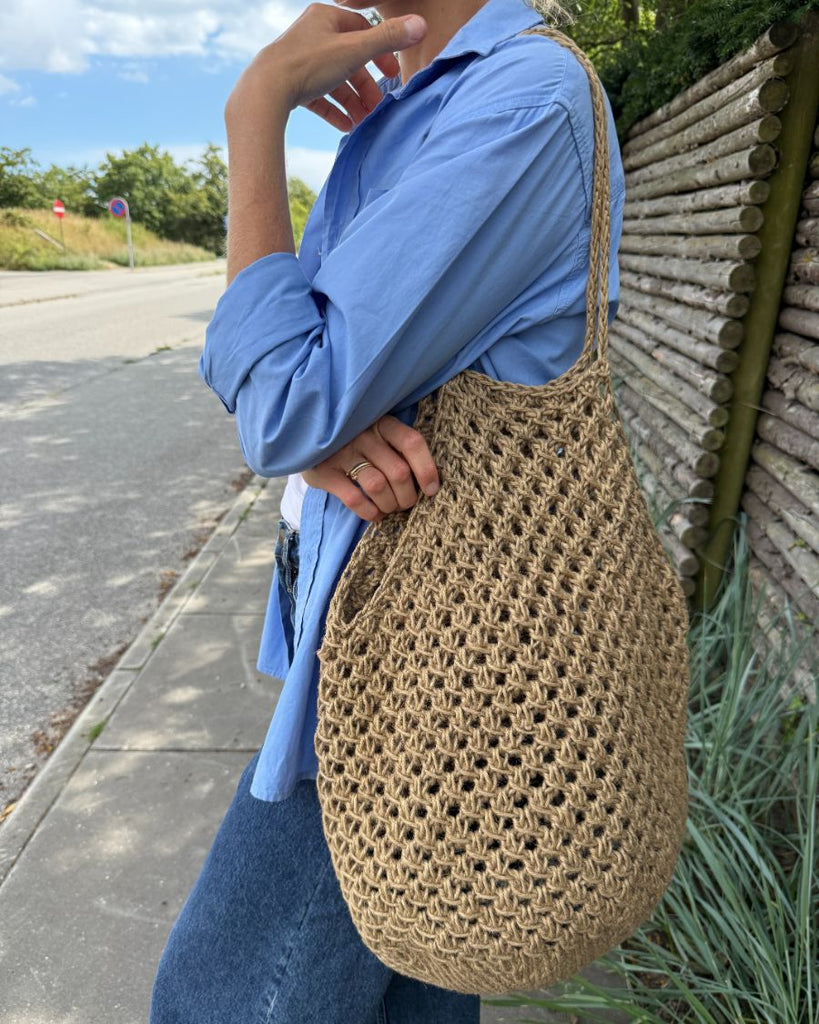 Kvinde med brun Coast Bag