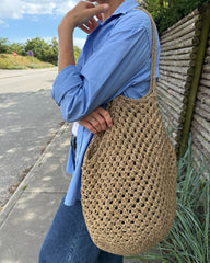 Kvinde med brun Coast Bag
