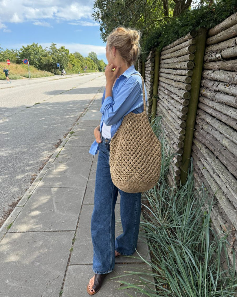 Kvinde med brun Coast Bag
