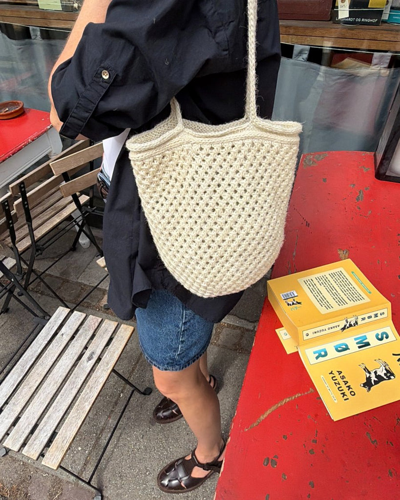 Kvinde med hvid Como Bag over skulderen