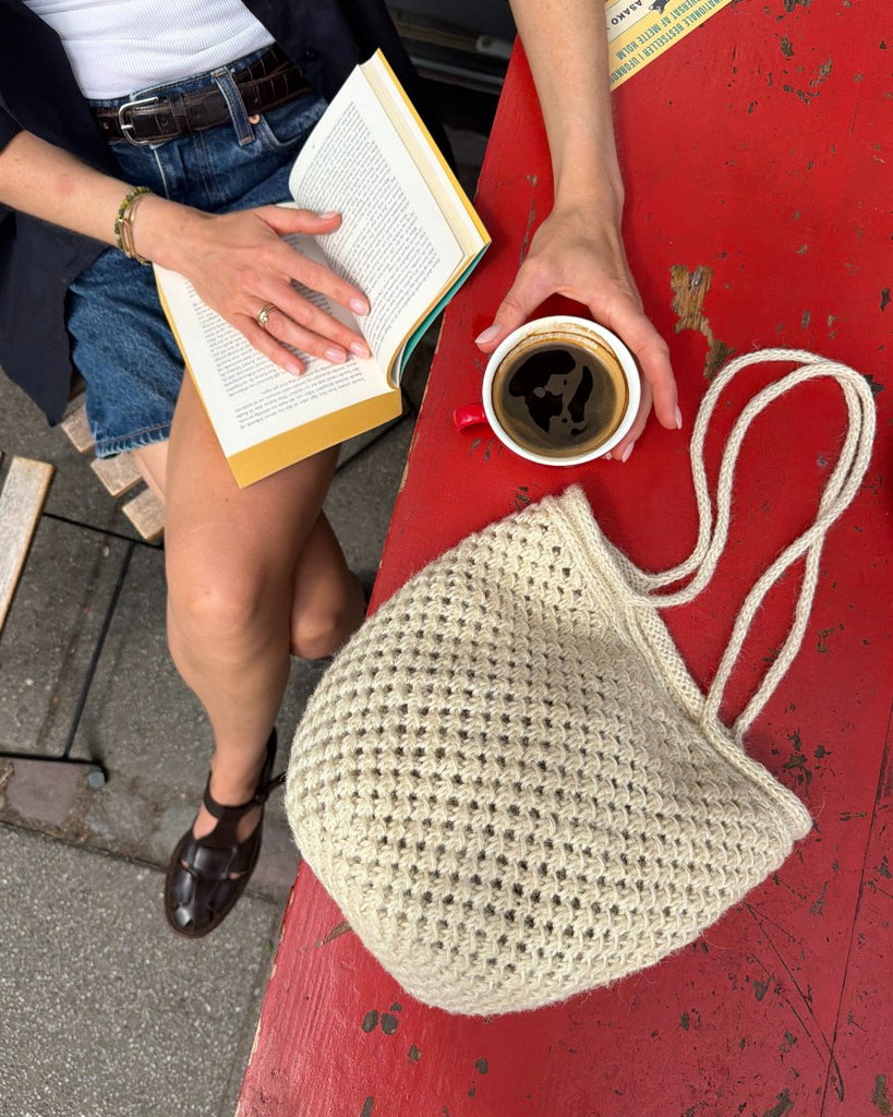 Hvid Como Bag liggende på cafébord