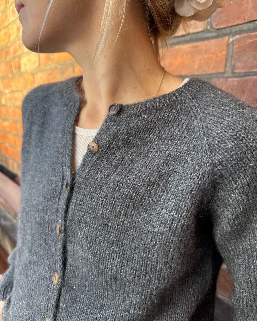 Kvinde iført grå Copenhagen Cardigan