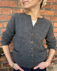 Kvinde iført grå Copenhagen Cardigan