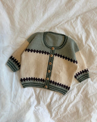 Cross Cadigan Baby liggende