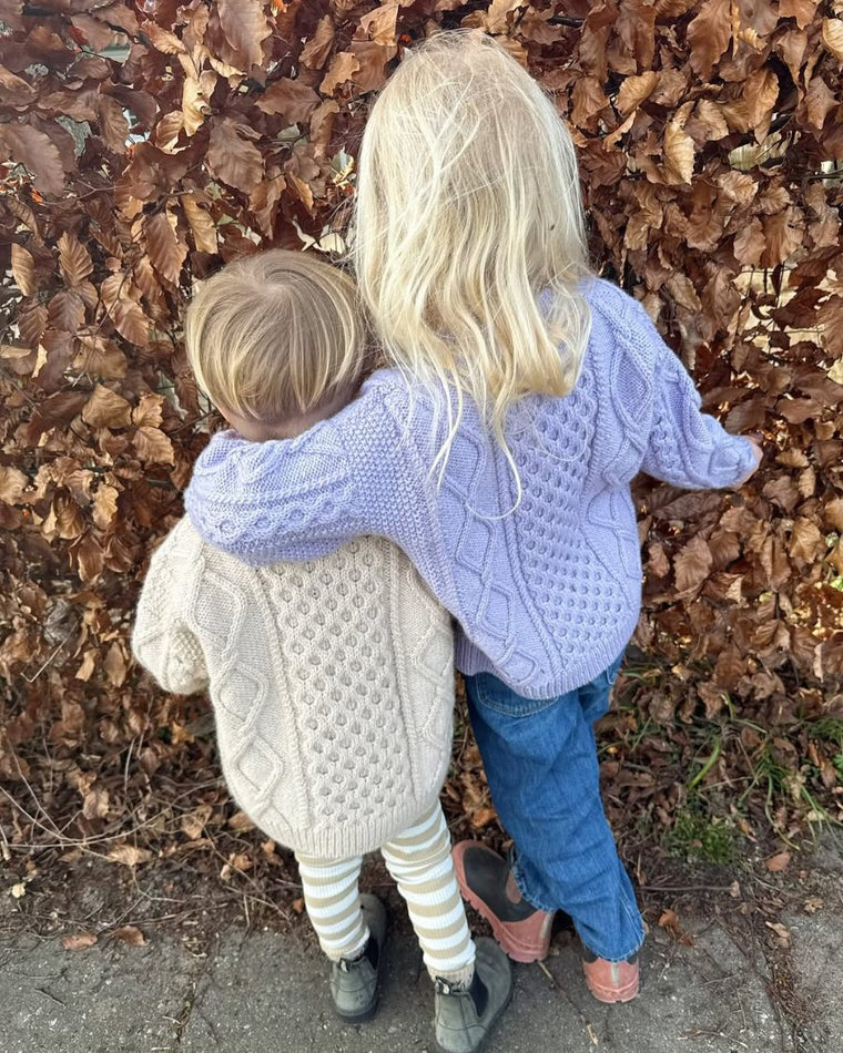 Dreng med hvid Dagmar Sweater Junior set bagfra