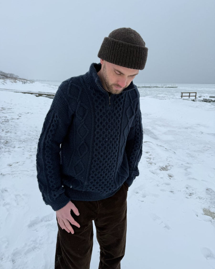 Mand iført blå Dagmar Zipper Sweater Man