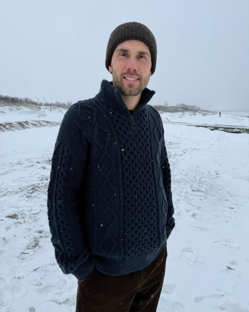 Mand iført blå Dagmar Zipper Sweater Man 