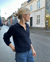 Kvinde iført blå Elisabeth Blouse 