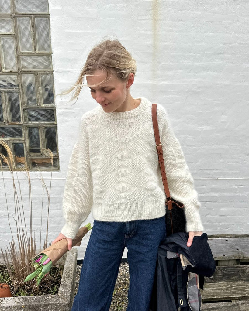 Kvinde iført hvid Esther Sweater
