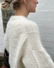 Kvinde iført hvid Esther Sweater