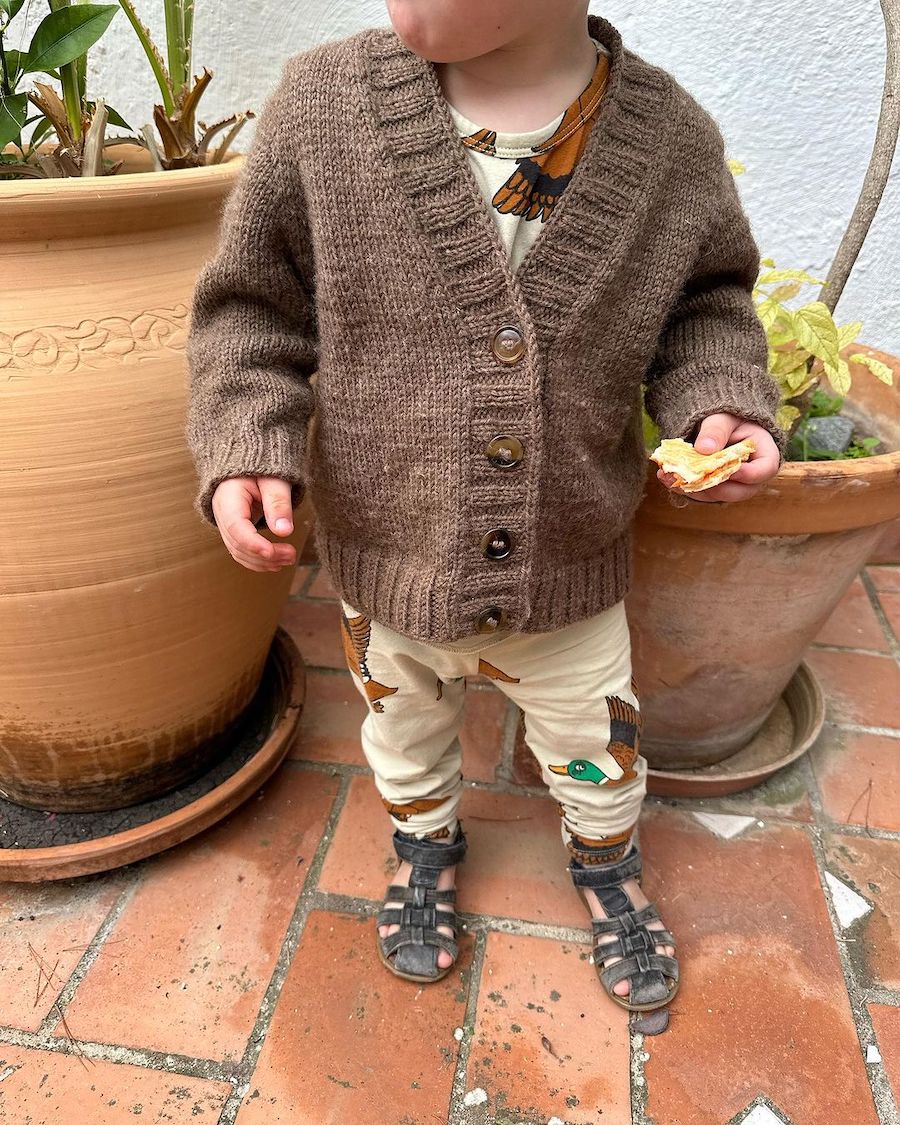 Barn iført brun Eva Cardigan Junior