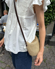 Kvinde med lys florence bag og mørk læderrem