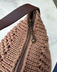 Close up af hasselnød lynlås i florence bag
