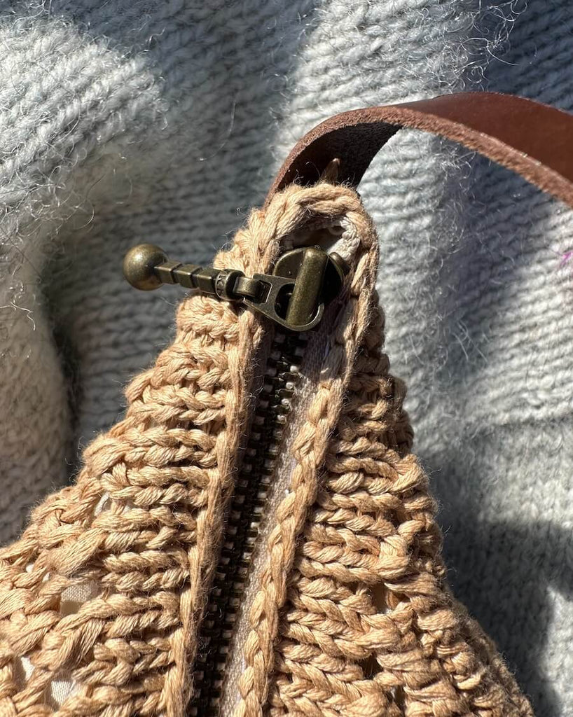 close up af florence bag med lynlås