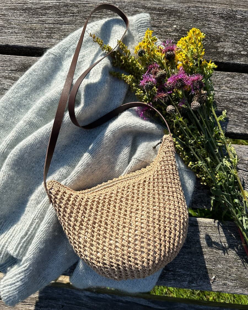 Florence bag med sweater og blomster på bord 