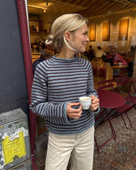 Kvinde iført blå og bordeaux Frankie Sweater