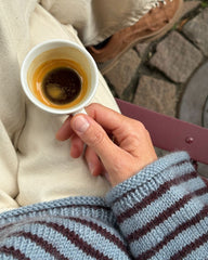 Closeup af kanterne på blå og bordeaux Frankie Sweater